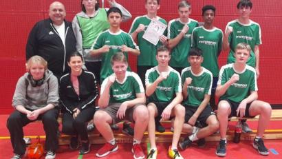 Bild: gel
Die Basketballer der Dreifaltigkeits-Mittelschule freuen sich über das Erreichen des Oberpfalzfinales (von rechts, stehend): Lenny Kulke (9a), Alex Tkaba (8b), Andre Krause (9b), Raphael Scharping (9a), Wail Haso (9b), Buja Azizi (8a) und Lehrer Thomas Gebele; (von rechts, sitzend): Max Berger (9b), Mohammed Hakimi, David Schmeller (beide 8b), Mirza Helja (9b) und die Fans Carina Vorsatz und Maria Lindner (beide 9a).