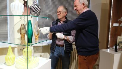 Bild: Barbara Habel/exb
Udo Dönch (rechts) und Benno Krottenthaler bei der Vorbereitung der Sonderausstellung.