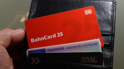 Bild: Martin Schutt/dpa
Die Bahncards 25 und 50 sollen in Zukunft nur noch in digitaler Form zur Verfügung stehen.