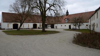Bild: ak
Die ehemaligen Stallgebäude des Schlossgutes Wolframshof sollen zu Veranstaltungsräumen umgebaut werden. Bis zu 200 Personen sollen dort einmal Platz finden.