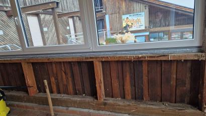 Bild: exb
Das Betriebsleiterbüro im Freibad wird saniert. Neue Fenster sind schon drin, in den nächsten Tagen werden die Wände gedämmt.