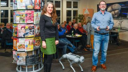 Bild: Petra Hartl
Magdalena Kayser-Meiller und ihr Mann Dieter Meiller hatten sich zur Lesung in der Stadtbibliothek tierisch-technische Verstärkung mitgebracht: einen Roboterhund,
