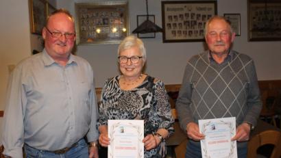 Bild: sis
Erster Vorsitzender Josef Elterlein (links) überreichte an Rosa Weber, Hillohe, und Josef Inzenhofer, Mittersberg, goldene Ehrennadeln und Urkunden des Geflügelzuchtvereins Lauterhofen.