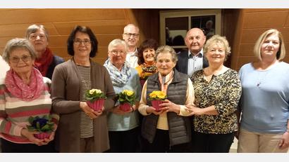 Bild: hka
Den Jubilarinnen der Hahnbacher Frauen-Union gratulieren Bürgermeister Bernhard Linder (links) und HKA-Vorsitzender Georg Götz sowie (vorn, von rechts) die stellvertretenden Vorsitzenden Elisabeth Hoffmann und Margit Rösch.