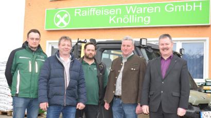 Bild: bnr
VR Vorstandssprecher Bernhard Werner (rechts), Geschäftsstellenleiter der Raiffeisen Waren GmbH Knölling, Markus Schrott (links) und Stefan Lindner (Mitte) übergeben die Spende von 1000 Euro an Wolfgang Saller (Zweiter von links), Sprecher der IG Kristallin Nabburg und seinem Stellvertreter Peter Schlagenhaufer (Zweiter von rechts).