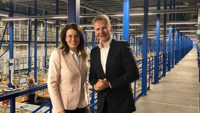 Bild: Conrad Electronic/exb
Austausch auf Augenhöhe im Conrad Logistikzentrum: Martina Englhardt-Kopf und Werner Conrad.