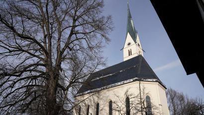 Bild: Uwe Lein/dpa
Blick auf die Kirche Mariä Himmelfahrt in Marienberg in der Gemeinde Schechen im Landkreis Rosenheim.