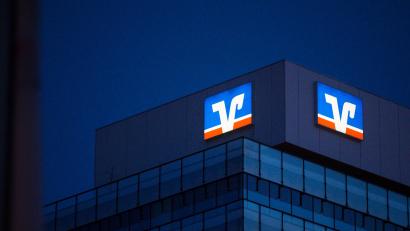 Symbolbild: Marijan Murat/dpa
Das Logo der Volksbank ist auf einem Gebäude zu sehen. Die Volks- und Raiffeisenbanken in Bayern haben ihre Bilanz vorgelegt.