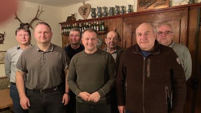 Bild: sl
Vorsitzender des Krieger- und Soldatenvereins Leuchtenberg bleibt Anton Kappl (vorne, Mitte), hier mit Stellvertreter Gerd Scharff (links daneben) und Kassier Gerhard Kammerer (rechts) sowie weiteren Vorstandsmitgliedern.