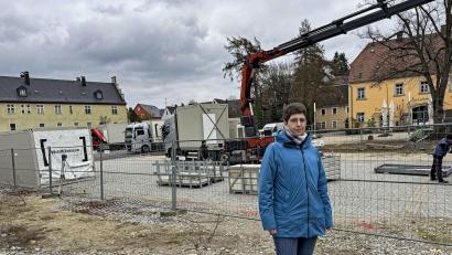 Bild: Matthias Bäumler/fph
Praxismanagerin Simone Beck ist derzeit voll eingespannt. Im Hintergrund werden die Container für die Behandlungsräume aufgestellt.