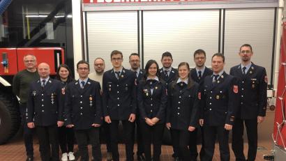 Bild: obe/exb
Mit neuer Führung geht die Feuerwehr Pullenreuth ins Jubiläumsjahr: Bürgermeister Hubert Kraus (von links), Kommandant Andreas Philipp, Sabrina Filberth, Stefan Philbert, Alexander Hecht, Simon Rickauer, Tobias Philipp, Johanna Kellner, Alexander Pschörer, Birgitta Rickauer, Markus Wegmann, Felix Wegmann und Vorsitzender Franz Rickauer.