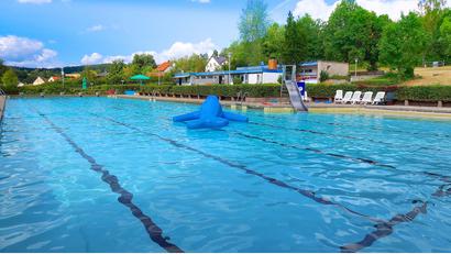Archivbild: bsc
Auf eine weitere Badesaison im Friedenfelser Freibad dürfen sich Schwimmbadbegeisterte freuen. Am Mittwochabend votierte der Gemeinderat einstimmig für eine Öffnung in diesem Jahr.