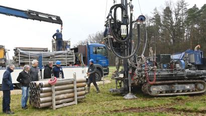 Bild: gf
Über die Probebohrungen im Baugebiet "Auf der Leite II" in Speckshof informieren sich (von links) Projektbetreuer Freddy Leberkern von der KFB Baumanagement GmbH, der Planer des Baugebiets, Rainer Rubenbauer, der Poppenrichter Klimaschutzbeauftragte Jürgen Stauber und Bürgermeister Hermann Böhm beim Polier Josef Kling.