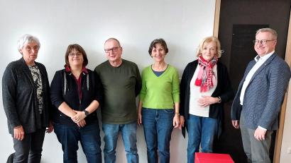 Bild: Manfred Haberzeth/exb
In der Jahreshauptversammlung der Verdi-Senioren hat es auch Wahlen gegeben (von links): Karin Neugirg, Eva Bösl, die neuen Vorstandsmitglieder Josef Schaumberger und Cony Buchberger, Eva Bösl sowie Alexander Gröbner.