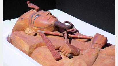 Bild: Sabine Glaubitz/dpa
Der Sarkophag von Ramses II. ist in der Grande Halle de la Villette in Paris in einer Transportkiste zu sehen. Nun wird er auch in Köln zu sehen sein.