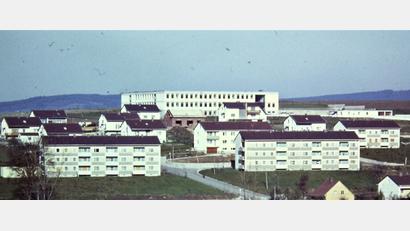 Archivbild: lg
Heute eine ungewohnte Perspektive: Das neue Gymnasium 1966 als freistehender Atriumbau hoch über der Stadt. Im Vordergrund die neuen Wohnungsbauten im Zuge der Gründung der Grenzlandkaserne.