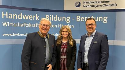 Bild:  HWK/Schreder/exb
Corinna Dobmeier (Mitte) und Andreas Keller (rechts) geben bei der Veranstaltung der Handwerkskammer Einblicke in das Thema Fachkräftegewinnung. Links im Bild: HWK-Vizepräsident Gerhard Ulm.