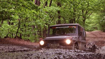 Bild: Thomas Geiger/dpa
Sollte auch ins Gepäck: Sandbleche, die verhindern, dass der Wagen im losen Untergrund einsinkt.