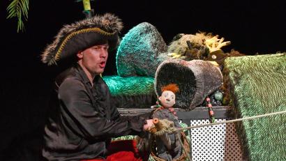 Bild: Petra Hartl
Das eigentlich geplante Stück zum Auftakt des Kindertheaterfestivals im Stadttheater Amberg am Montag, 11. März, konnte wegen eines Krankheitsfalls nicht gezeigt werden. Stattdessen spielte das Theater des Lachens aus Frankfurt/Oder "Wo die wilden Kerle wohnen" nach Maurice Sendak.