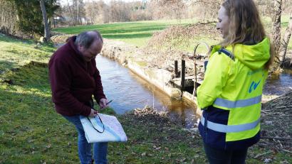 Bild: kaz
Welche Flächen könnten im Falle eines Hochwasser überschwemmt werden? Dieser Frage gehen Bauingenieur Manfred Schindler und Amelie Gleißner vom Wasserwirtschaftsamt Weiden nach.