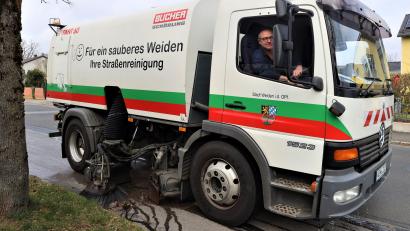 Bild: Pressestelle Stadt Weiden 
Ab sofort sind wieder vermehrt Mitarbeiter des städtischen Bauhofs in Weiden unterwegs. Mit Kehrmaschinen reinigen sie Straßen und Wege vom Schmutz des Winters.