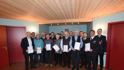 Bild: wfw
Die Feuerwehr Schnaittenbach ehrt langjährige Mitglieder (vorn, von links): Anton Leitl, Alfred Jack, Franz Enderer, Alfons Leißl (80 Jahre Treue), Bernhard Gericke, Thomas Dickert und Jürgen Sieger von der befreundeten Feuerwehr Haintchen/Hessen. Die Führungskräfte gratulieren.