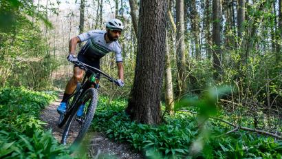 Symbolbild: Philipp von Ditfurth
Die Gegend rund um den Annaberg ist auch bei Mountainbikern beliebt. 2023 verletzten sich zwei Radfahrer bei Stürzen – in beiden Fällen ohne fremde Beteiligung. Im Gegensatz zu dem Mann auf unserem Symbolbild kam erschwerend hinzu, dass einer keinen Helm trug.