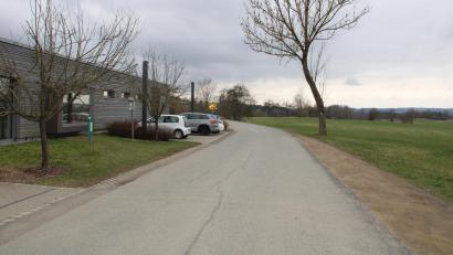 Bild: prh
Durch einen geplanten Anbau zur Erweiterung des AWO-Kindergartens in Püchersreuth wird die Alte Staatsstraße verlegt und verbreitert, um den Eltern das gefahrlose ein- und aussteigen aus den Autos zu ermöglichen.