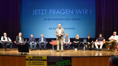Bild: Petra Hartl
"Jetzt fragen wir" - Podiumsdiskussion mit Vertretern der Politik und der Bevölkerung des Landkreises Amberg-Sulzbach. Auf dem Podium (von links): Hans Märkl (Basis), Manfred Schiller (AfD), Bernd Heinisch (FW), Harald Schwartz (CSU), Jürgen Donhauser (Moderator), Stefan Schönberger (Land schafft Verbindung), Anja Scharl, Anna-Maria Held (Spediteurin), Salim Martin (Internist), Hans Weiß (Zimmerer).