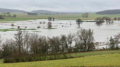 Bild: cv
Ein Hochwasser wie hier zum Jahreswechsel 2023/2024 an der Schwarzach hat es schon lange nicht mehr gegeben. Die Jahre der Dürre kann so einzelnes Ereignis aber nicht ausgleichen.