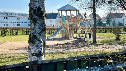 Bild: Gabi Schönberger
Ein neues Klettergerät mit Rutsche steht seit Dezember 2023 auf dem Kinderspielplatz in der Fichtestraße.
