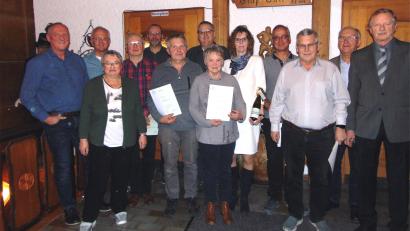 Bild: fnk
Für langjährige Treue zur Siedlergemeinschaft Feuerhof ehrten der Erste Vorsitzende Klaus Frieser sowie der Zweite Vorsitzende Jochen Weiß (von rechts) mit Urkunden, Wein und Gutscheinen die Mitglieder.