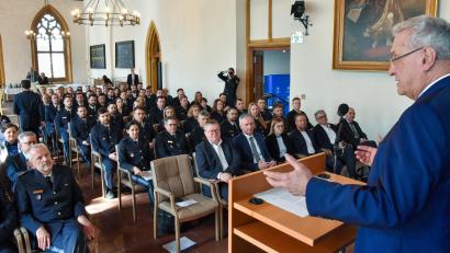 Bild: Stephan Huber
Bayerns Innenminister heißt in Amberg 93 neue Polizisten willkommen, die künftig im Bereich des Präsidiums Oberpfalz Dienst tun werden.