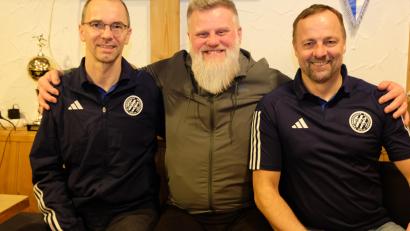 Bild: do
Ab der kommenden Saison setzt der FC auf einen neuen Trainer. Die Wahl fiel auf den erfahrenen Björn Engelmann (Bildmitte). Engelmann förderte in den letzten Jahren Fußballtalente in den Nachwuchszentren des Bayerischen Fußballverbandes in Weiden und Bayreuth. Vorsitzender Wolfgang Seitz (rechts) und Stellvertreter Thomas Arnold stellen den künftigen Übungsleiter den Vereinsmitgliedern vor.