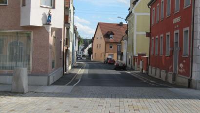 Bild: fg
In Kürze soll der Umbau der Georg-Schiffer Straße von der Innenstadt bis zur beampelten Kreuzung mit der Ortsumgehung beginnen. Die Straße und die Gehwege befinden sich in einem schlechten Zustand.