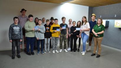 Bild: gi
Das sind die Teilnehmer des Shooty-Cup in Moosbach mit den Siegern und den Gau-Jugendleiter Julius Kellner (links) und Gau-Beisitzer Alexander Ram (Zweiter von rechts) sowie der 1. Schützenmeisterin Jutta Fuchs (rechts).