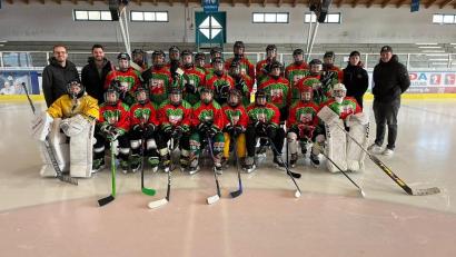 Bild: Astrid Hollenbach/ exb
Das Amberger Schuleishockey-Team setzte sich aus Schülern unterschiedlichster Schularten zusammen. Sie belegten beim Schönwerth-Pokal hinter Nürnberg und Selb Platz 3. Rechts: ERSC-Nachwuchstrainer Bernhard Keil.