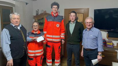 Bild: cro
Der neue Vorsitzende der Jagdgenossenschaft Flossenbürg, Markus Münchmeier (Zweiter von rechts), sowie sein Vorgänger Franz Rosner (rechts.) und Kassier Helmut Erndt (links) bei der Übergabe der Spende an die HvO, vertreten durch Eva Pentner (Zweite von links) und Elia Stahl (Dritter von links).