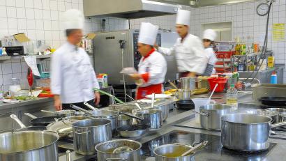 Symbolbild: Jan-Peter Kasper/dpa
Küchenchefs haben ein großes Interesse an regionalen Lebensmitteln. Weil es in Küchen ohnehin schon hektisch ist, scheitert die Verarbeitung oft am Mehraufwand. Das möchte das Projekt „Marktgold“ ändern.