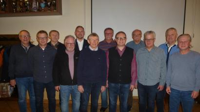 Bild: bk
Sie sind erneut mit der Führung des MGV 1914 Mantel beauftragt worden. Dazu gratuliert Bürgermeister Richard Kammerer (Fünfter von links).