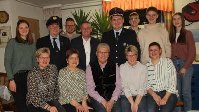 Bild: frd
An seinem 85. Geburtstag freut sich Michael Weber (vorne Mitte mit Gattin Franziska und seinen drei Töchtern) über die viele Gratulanten, unter ihnen auch Bürgermeister Norbert Eckl (hinten Vierter von links).