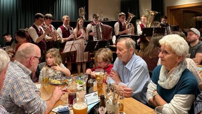 Bild: Anette Pürner/exb
"In oiner Dur" bei einer Musikrunde.