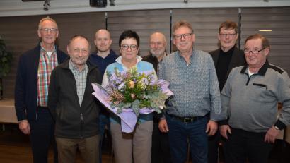 Bild: dob
Gisela Becker erhält zum Amtsantritt beim Bürgerverein einen Blumenstrauß. Unterstützt wird sie von Gerhard Bayerl (Dritter von rechts) und Rudolf Bäumler (rechts) als ihre Stellvertreter. Nach 25 Jahren gibt Volker Wappmann (Zweiter von rechts) den Vorsitz beim Bürgerverein ab. Er steht aber als Beisitzer noch mit Rat und Tat zur Seite. Besonders sein geschichtliches Wissen ist immer wieder gefragt.