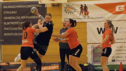 Bild: Carina Beckmann
Kräftig zupacken wollen die Spielerinnen der HG Amberg (orange Trikots), um mit einem Punktgewinn gegen die HG Hemau/Beratzhausen vorzeitig die Bezirksliga-Meisterschaft feiern zu können.