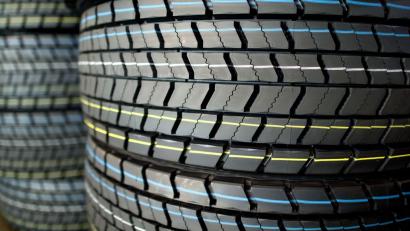 Symbolbild: Julian Stratenschulte/dpa
Ein Unbekannter hat mehrere Reifen entlang einer Straße bei Bärnwinkel (Trabitz) unerlaubt entsorgt.