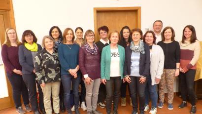Bild: sl
Die Doppelspitze Marga Schieder-Beierl und Manuela Weißenburger (vorne, Dritte und Vierte von rechts) mit der Vorstandschaft und den Übungsleiterinnen sowie Bürgermeister Anton Kappl