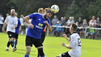 Archivbild: Hubert Ziegler
Das Bild zeigt einen energischen Kopfballeinsatz von Stefan Tuchbreiter (links) vom FC Edelsfeld gegen Lukas Schleicher (rechts) vom 1. FC Neukirchen. Edelsfeld startet am Sonntag mit dem Spiel gegen den SV Hahnbach II in die Rest-Rückrunde der Kreisliga Süd.