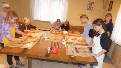 Bild: rn
Die Kinder bearbeiten beim Weihnachtsbacken im Kolpingheim fleißig den Teig und freuen sich auf Kostproben.