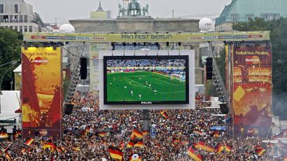 Bild: Marcel Mettelsiefen/dpa
Soll auch dieses Jahr möglich werden: Tausende Zuschauer verfolgen auf der Fanmeile am Brandenburger Tor in Berlin ein WM-Fußballspiel von Deutschland.