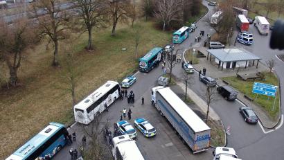 Bild: Polizei Oberpfalz
Auch eine Polizeidrohne war bei der Kontrolle der Fans im Einsatz.
